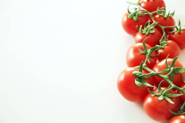 Minimalist düz parlak kırmızı ışık yansıtan, katı beyaz masa üstü üzerinde döşeme domates bileşimi yatıyordu.