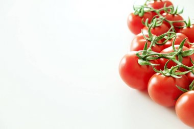 Minimalist düz parlak kırmızı ışık yansıtan, katı beyaz masa üstü üzerinde döşeme domates bileşimi yatıyordu.