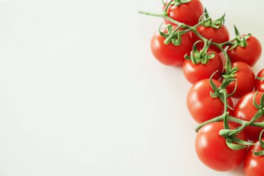 Minimalist düz parlak kırmızı ışık yansıtan, katı beyaz masa üstü üzerinde döşeme domates bileşimi yatıyordu.