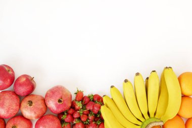 Karışık taze organik meyve ve çilek çeşitler üzerinde beyaz masa üstü arka plan, stüdyo ışık, farklı tür güzel düz yatıyordu kompozisyon kopyalama alanı, üstten görünüm.