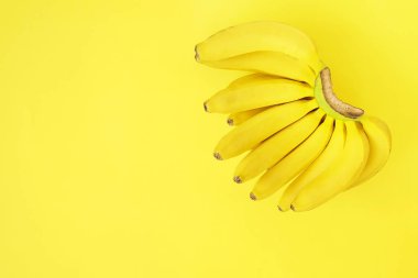 Güzel minimlistic düz yatıyordu olgun taze organik muz ile kompozisyon el sıcak sarı renkte. Görünüm kopya alanı en çok, yakın çekim.