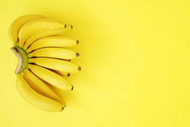 Güzel minimlistic düz yatıyordu olgun taze organik muz ile kompozisyon el sıcak sarı renkte. Görünüm kopya alanı en çok, yakın çekim.