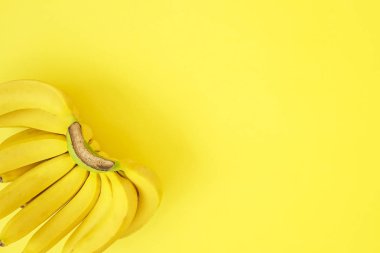 Güzel minimlistic düz yatıyordu olgun taze organik muz ile kompozisyon el sıcak sarı renkte. Görünüm kopya alanı en çok, yakın çekim.