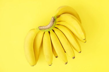 Güzel minimlistic düz yatıyordu olgun taze organik muz ile kompozisyon el sıcak sarı renkte. Görünüm kopya alanı en çok, yakın çekim.