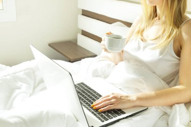 Büyük spacey otel oda dolusu güneş ışığı ve güneş demeti. Güne iyimser başlangıç. Sarışın kadın rahat ev giyim sabah gün ışığı hoş geldin. Yeni gün yeni bana kavramı.