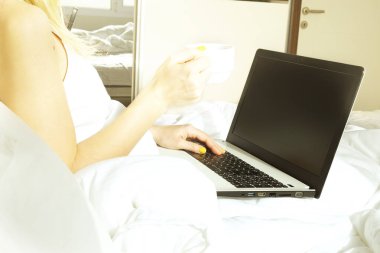 Büyük spacey otel oda dolusu güneş ışığı ve güneş demeti. Güne iyimser başlangıç. Sarışın kadın rahat ev giyim sabah gün ışığı hoş geldin. Yeni gün yeni bana kavramı.