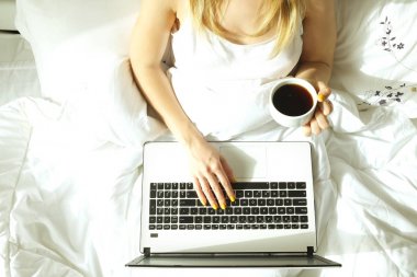 Büyük spacey otel oda dolusu güneş ışığı ve güneş demeti. Güne iyimser başlangıç. Sarışın kadın rahat ev giyim sabah gün ışığı hoş geldin. Yeni gün yeni bana kavramı.