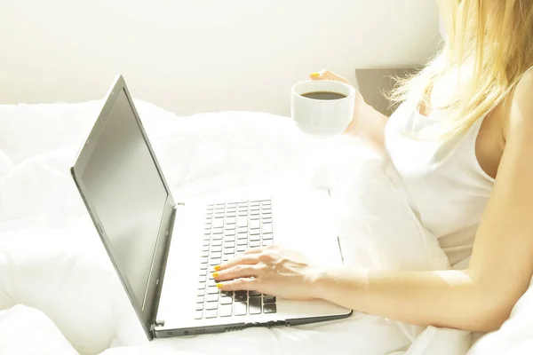 Stora spacey hotellrum fullt av solljus och solen strålar. Optimistisk start på dagen. Blond kvinna mysiga hem kläder välkomnande morgon dagsljuset. Ny dag nya mig koncept. — Stockfoto