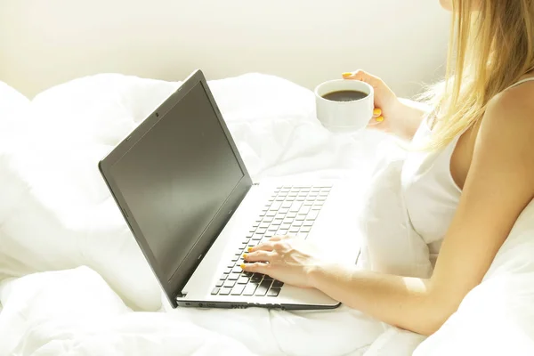 Stora spacey hotellrum fullt av solljus och solen strålar. Optimistisk start på dagen. Blond kvinna mysiga hem kläder välkomnande morgon dagsljuset. Ny dag nya mig koncept. — Stockfoto