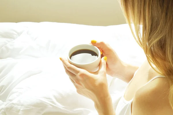 Gran habitación espaciosa de hotel llena de luz solar y rayos de sol. Comienzo optimista del día. Mujer rubia ropa de casa acogedora bienvenida a la luz del día por la mañana. Nuevo día nuevo concepto de mí . — Foto de Stock