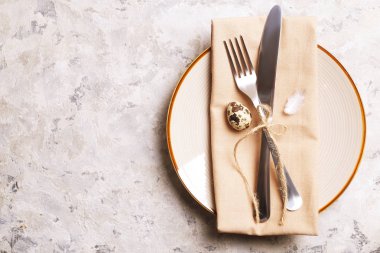 Paskalya tablo randevular, Tablo ayarı seçenekleri döşeme. Gümüş sofra öğeleri şenlikli dekorasyonu ile. Çatal, bıçak ve çiçekler. Mutlu Paskalya tatili.