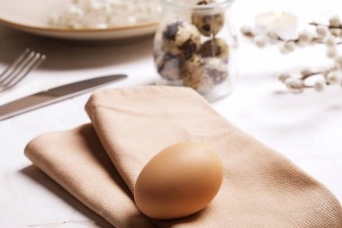 Paskalya tablo randevular, Tablo ayarı seçenekleri döşeme. Gümüş sofra öğeleri şenlikli dekorasyonu ile. Çatal, bıçak ve çiçekler. Mutlu Paskalya tatili.