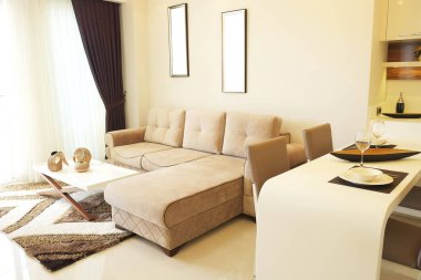 Güzel güneş yan daire basit minimalist modern iç mekan tasarımları, açık plan mutfak oturma odası güneş ışığı ile.