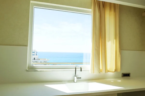 Vackra solen sida appartment med enkel minimalistisk modern inredning, öppen planlösning kök vardagsrum i solljus. — Stockfoto
