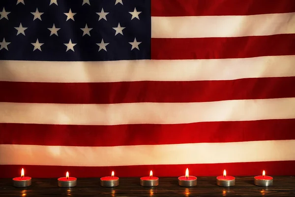 Az Egyesült Államok Nemzeti ünnepnapok ünneplés és emlékezés napja gyász háttér zászlaja. USA szimbolikában. — Stock Fotó