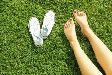 Kadın çıplak ayak mawed çim çimen üzerinde. Genç kadın açık havada barefoot, dinlenme almak bir mola kavram. Öğrenci üniversite kampüs bahçesinde üzerinde.
