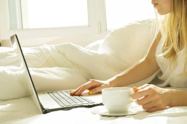 Büyük spacey otel oda dolusu güneş ışığı ve güneş demeti. Güne iyimser başlangıç. Sarışın kadın rahat ev giyim sabah gün ışığı hoş geldin. Yeni gün yeni bana kavramı.