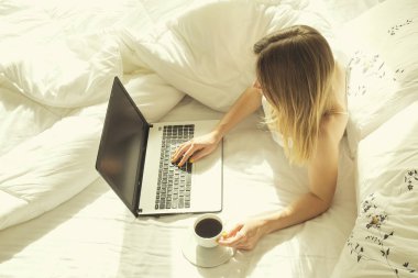 Büyük spacey otel oda dolusu güneş ışığı ve güneş demeti. Güne iyimser başlangıç. Sarışın kadın rahat ev giyim sabah gün ışığı hoş geldin. Yeni gün yeni bana kavramı.