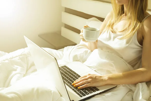 Stora spacey hotellrum fullt av solljus och solen strålar. Optimistisk start på dagen. Blond kvinna mysiga hem kläder välkomnande morgon dagsljuset. Ny dag nya mig koncept. — Stockfoto