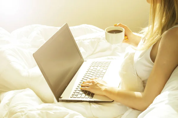 Stora spacey hotellrum fullt av solljus och solen strålar. Optimistisk start på dagen. Blond kvinna mysiga hem kläder välkomnande morgon dagsljuset. Ny dag nya mig koncept. — Stockfoto