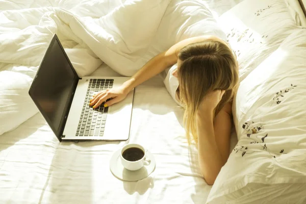 Stora spacey hotellrum fullt av solljus och solen strålar. Optimistisk start på dagen. Blond kvinna mysiga hem kläder välkomnande morgon dagsljuset. Ny dag nya mig koncept. — Stockfoto