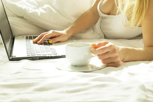 Stora spacey hotellrum fullt av solljus och solen strålar. Optimistisk start på dagen. Blond kvinna mysiga hem kläder välkomnande morgon dagsljuset. Ny dag nya mig koncept. — Stockfoto