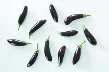 İlkbahar yaz meyve sebze diyet detoks. Hasat yığını kapat. Süpermarket stand temiz ve parlak sebze / meyve ürün yelpazesine sahip. Sağlıklı beslenme kavramı.