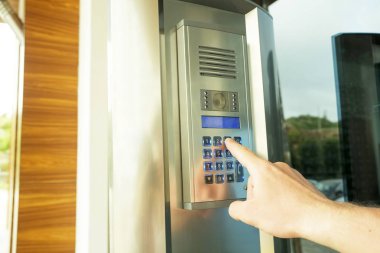 Ön kapı girişinde modern elektronik güvenlik teknolojisi. Yeni daire karmaşık gelişmiş dahili telefon kilidi.