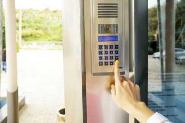 Ön kapı girişinde modern elektronik güvenlik teknolojisi. Yeni daire karmaşık gelişmiş dahili telefon kilidi.