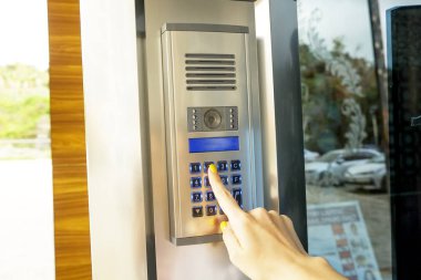 Ön kapı girişinde modern elektronik güvenlik teknolojisi. Yeni daire karmaşık gelişmiş dahili telefon kilidi.