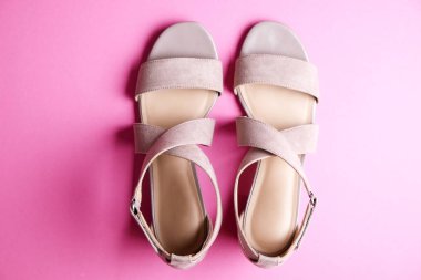 Moda kadınsı orta topuklu Bayan deri ayakkabı pastel renklerin görünümünü topuklar üzerinde top / İlkbahar-Yaz sezonu için takoz.
