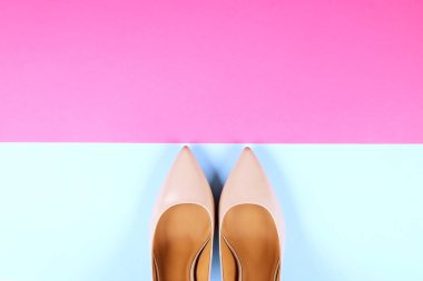 Moda kadınsı orta topuklu Bayan deri ayakkabı pastel renklerin görünümünü topuklar üzerinde top / İlkbahar-Yaz sezonu için takoz.