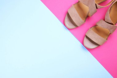 Moda kadınsı orta topuklu Bayan deri ayakkabı pastel renklerin görünümünü topuklar üzerinde top / İlkbahar-Yaz sezonu için takoz.