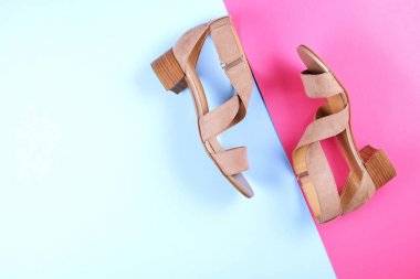 Moda kadınsı orta topuklu Bayan deri ayakkabı pastel renklerin görünümünü topuklar üzerinde top / İlkbahar-Yaz sezonu için takoz.