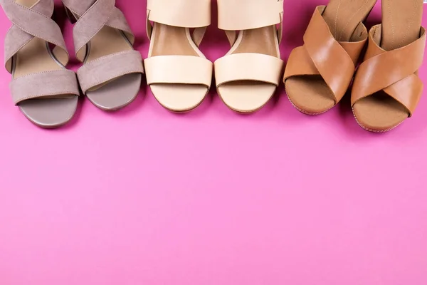 Ovanifrån av fashionabla feminina medium högklackade kvinnors läderskor av pastellfärger på klackar / kil för våren-sommaren. — Stockfoto