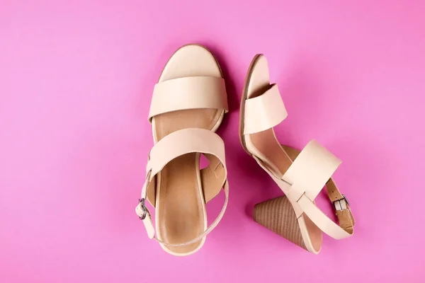 Vue du dessus des chaussures en cuir à talons moyens féminines à la mode de couleurs pastel sur talons / coin pour la saison printemps-été . — Photo
