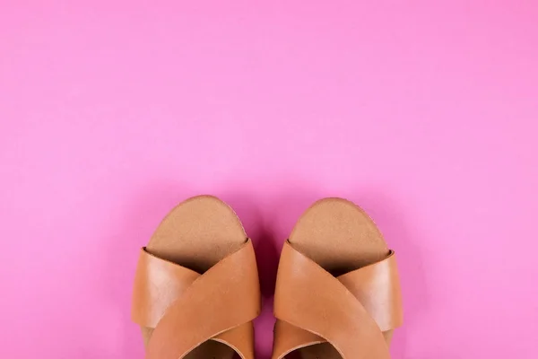 Top uitzicht op de modieuze vrouwelijke middelgrote hakken lederen damesschoenen van pastel kleuren op hielen / wedge voor voorjaar-zomer seizoen. — Stockfoto