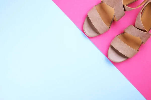 Widok modne kobiece średnim obcasie damskie skórzane buty pastelowych kolorów na obcasach z góry / klin na sezon wiosna lato. — Zdjęcie stockowe