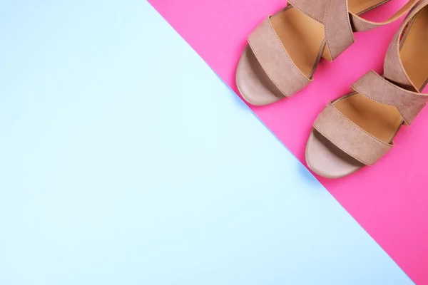 Top uitzicht op de modieuze vrouwelijke middelgrote hakken lederen damesschoenen van pastel kleuren op hielen / wedge voor voorjaar-zomer seizoen. — Stockfoto