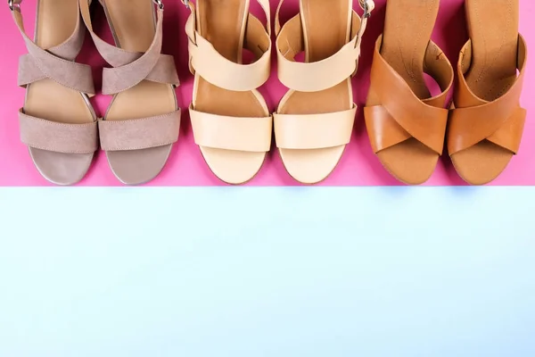 Visão superior de sapatos de couro femininos de salto médio de cores pastel na moda nos saltos / cunha para a temporada de primavera-verão . — Fotografia de Stock