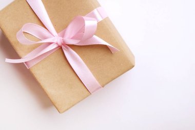 Rustik kompozisyon zanaat kağıt kaydırma güzel anı ile. Kahverengi film şeridi ve yay ile doğum günü hediyesi, yakın çekim.