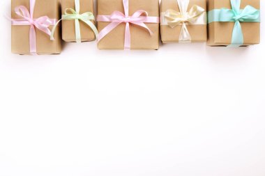 Güzel demet w / rustik kompozisyon zanaat kağıt ambalaj içinde sunar. Pek çok hediye kahverengi film şeridi ve yay ile yakın çekim.