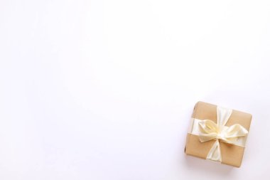 Rustik kompozisyon zanaat kağıt kaydırma güzel anı ile. Kahverengi film şeridi ve yay ile doğum günü hediyesi, yakın çekim.