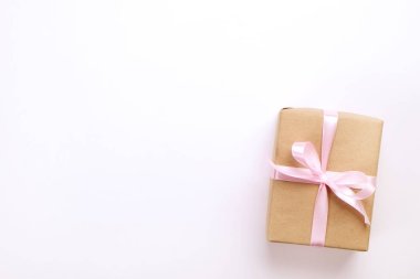 Rustik kompozisyon zanaat kağıt kaydırma güzel anı ile. Kahverengi film şeridi ve yay ile doğum günü hediyesi, yakın çekim.