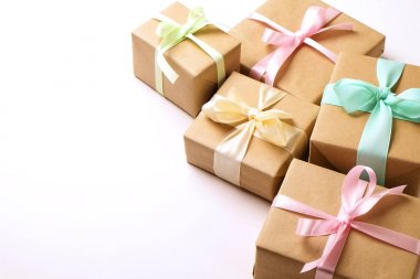 Güzel demet w / rustik kompozisyon zanaat kağıt ambalaj içinde sunar. Pek çok hediye kahverengi film şeridi ve yay ile yakın çekim.