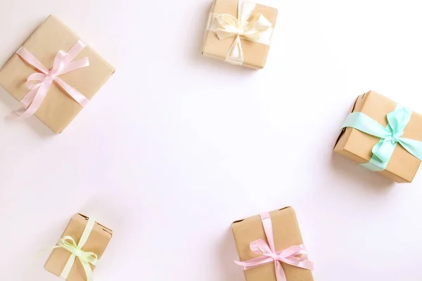Rustieke samenstelling w / stelletje mooie presenteert in ambachtelijke papier verpakking. Close-up van vele geschenken in bruin wrap met lint en boog. — Stockfoto