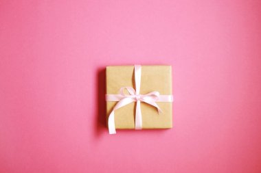 Rustik kompozisyon zanaat kağıt kaydırma güzel anı ile. Kahverengi film şeridi ve yay ile doğum günü hediyesi, yakın çekim.