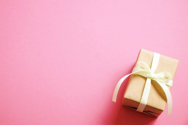 Rustik kompozisyon zanaat kağıt kaydırma güzel anı ile. Kahverengi film şeridi ve yay ile doğum günü hediyesi, yakın çekim.