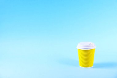 Isı geçirmez kağıt kahve Kupası ile renkli basit en az kompozisyon. Çay kupa plastik kap ile dışarı çıkar. Kahve Dükkanı kavramı.