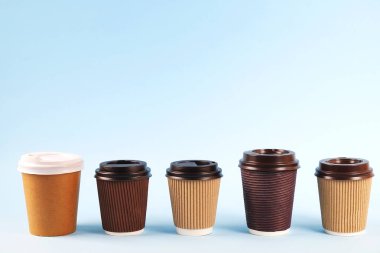 Isı geçirmez kağıt kahve Kupası ile renkli basit en az kompozisyon. Çay kupa plastik kap ile dışarı çıkar. Kahve Dükkanı kavramı.